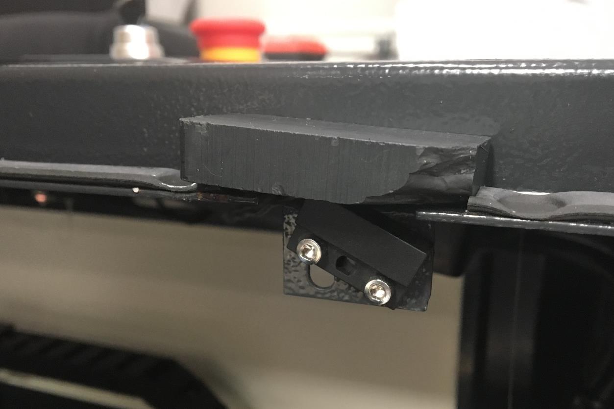 Door sensor contact in the door jamb of the machine